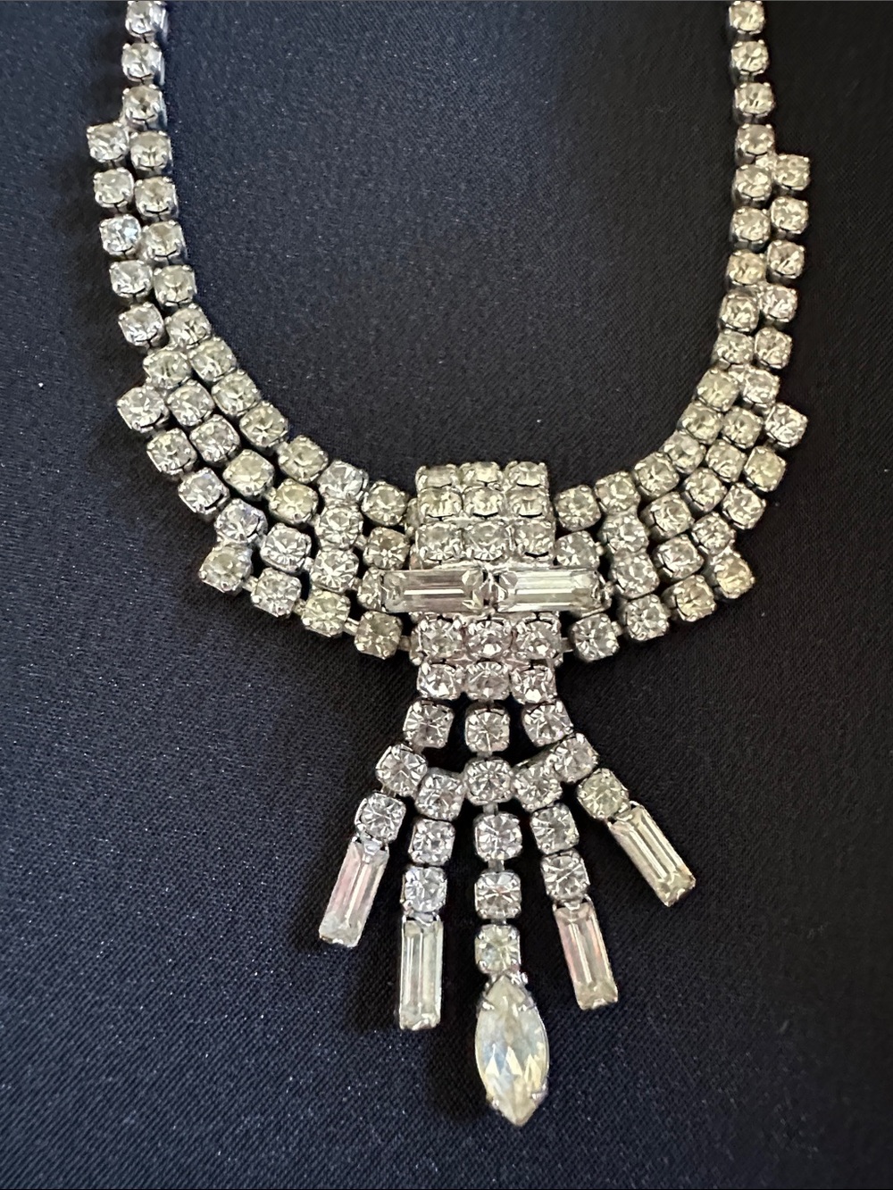 Vintage EUC rhinestone silvertone necklace. Multishaped, graduated stones design